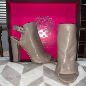 Baige Open Toed Vince Camuto Size 8 Sandal Heel